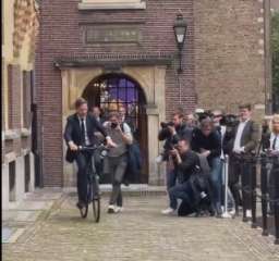 رئيس الوزراء الهولندي يغادر منصبه على دراجة هوائية