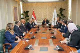‏‎وزير الخارجية والهجرة وشئون المصريين بالخارج يجتمع مع قيادات وأعضاء قطاع الهجرة بالوزارة