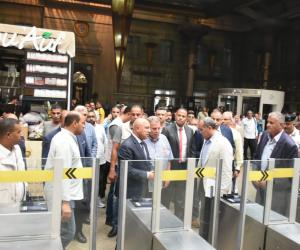 وزير الصناعة والنقل في جولة مفاجئة بمحطة مصر برمسيس لمتابعة انتظام العمل والاطمئنان على مستوى الخدمات