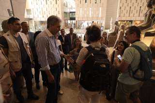 وزير السياحة والآثار يلتقي بمجموعة من الزائرين والسائحين الأجانب خلال تواجدهم بمنطقة الدرج العظيم بالمتحف