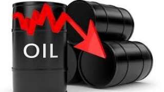 النفط يتراجع عالميًا وسط اتجاه لتسجيل مكاسب أسبوعية بحوالي 8%