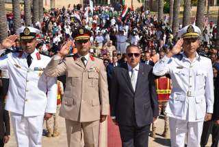 محافظ بورسعيد و مدير أمن بورسعيد يضعان إكليلٱ من الزهور على النصب التذكاري بميدان الشهداء