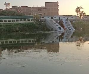 تصادم قطارين بالمنيا وسقوط عربتى ركاب فى ترعة الإبراهيمية.. فيديو