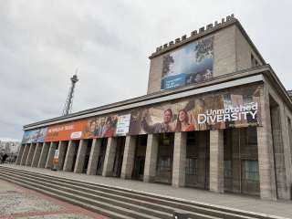 الواجهات الرئيسية لمقر بورصة برلين السياحية الدولية (Messe Berlin) تتزين بشعار الحملات الدعائية للمقصد السياحي المصري ”مصر ... تنوع سياحي لا مثيل له”